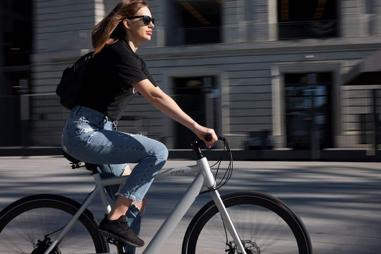 Kobieta jadąca na rowerze w mieście